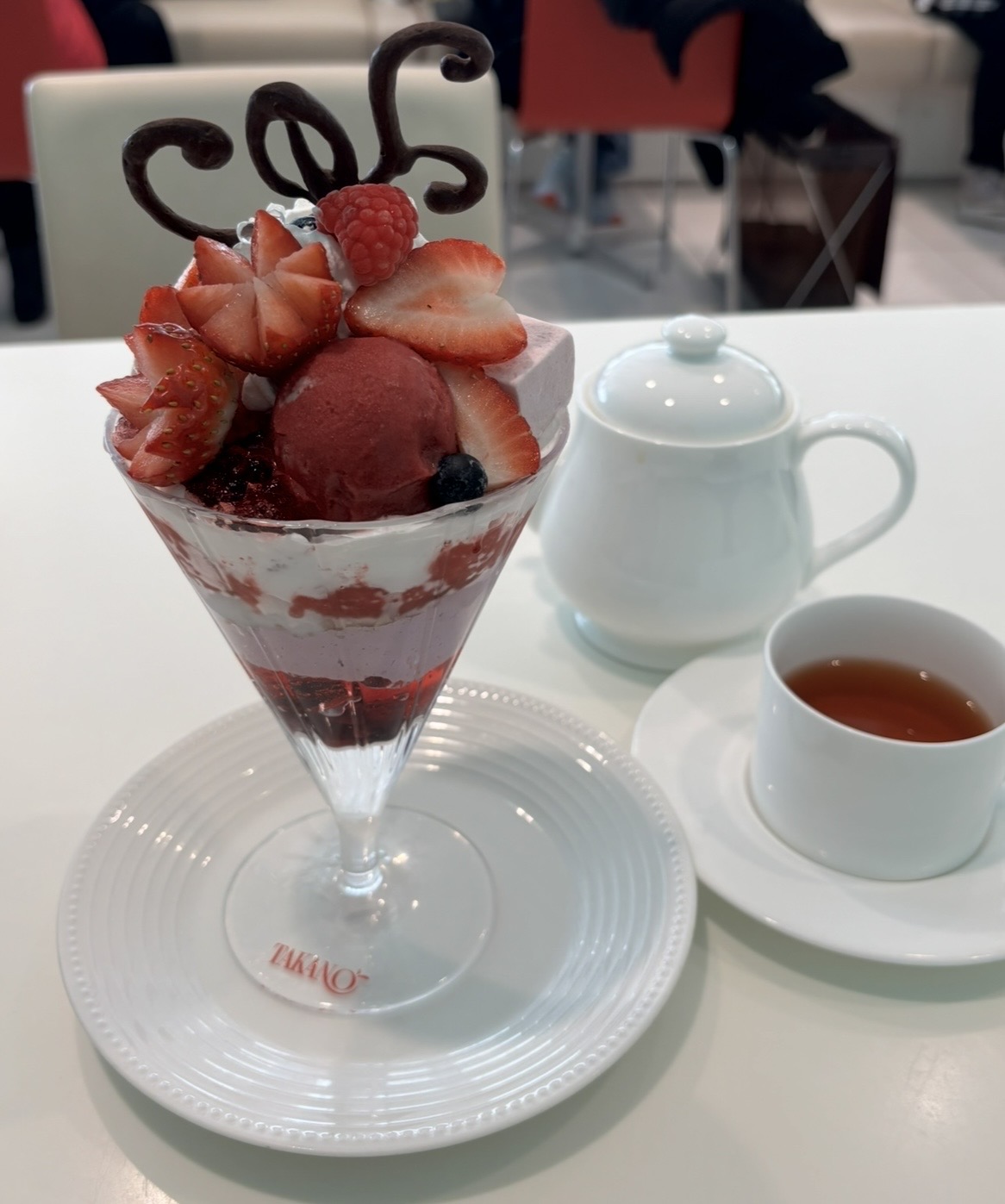タカノフルーツパーラー 新宿高島屋店 いちごパフェ 2026年1月 子連れ ベビーカー入店 レビュー